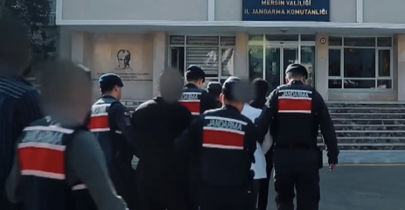 Mersin’de silahla tehdit ettikleri 4 kişiyi gasbettikleri iddiasıyla gözaltına alınan 9 şüpheliden 7’si tutuklandı
