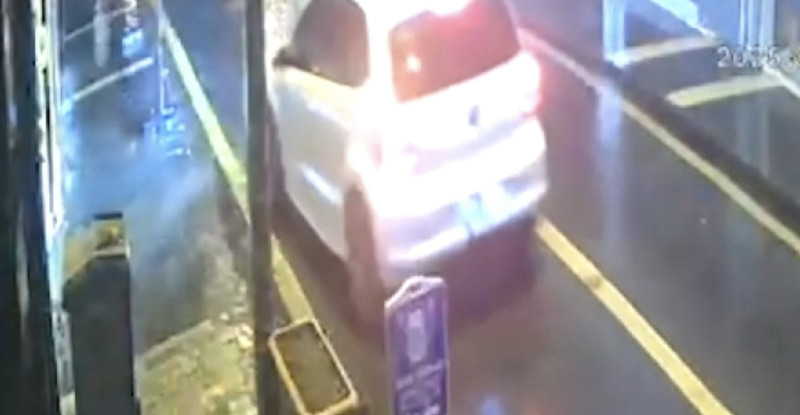 Osmaniye’de çalıntı araçla kuyumcu soyan şüpheliler, otomobili çaldıkları iş yerine geri bıraktı