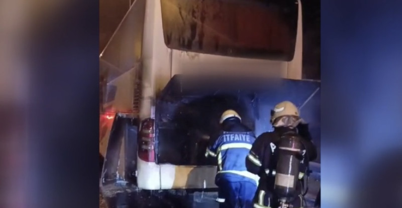 Adana’da yangın çıkan yolcu otobüsünde hasar oluştu