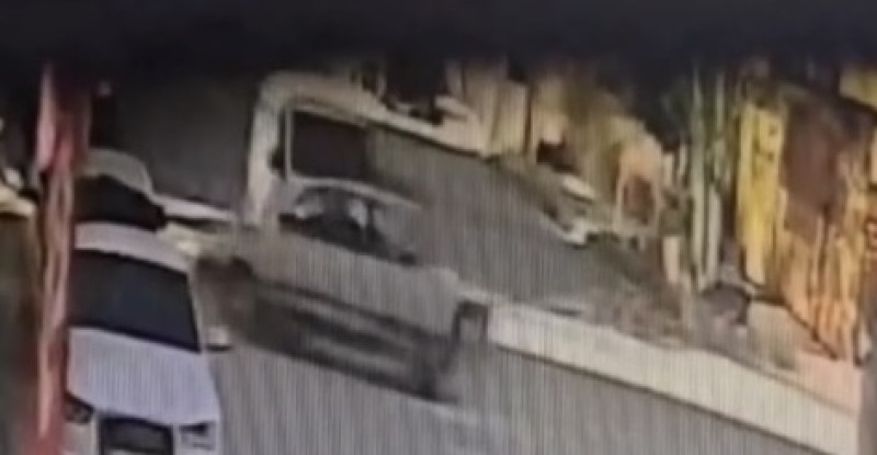 Adana’da otomobil ile hafif ticari aracın çarpıştığı 2 kişinin yaralandığı kaza güvenlik kamerasında