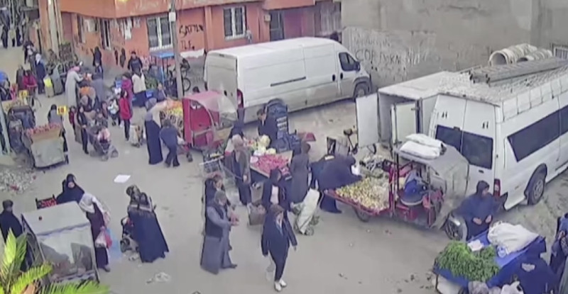 Adana’nın semt pazarında alışveriş yapan kadınlardan yankesicilik yöntemiyle cep telefonu ve para çaldılar