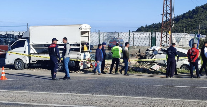 Mersin’de kamyonetle otomobilin çarpışması sonucu 1 kişi öldü, 6 kişi yaralandı
