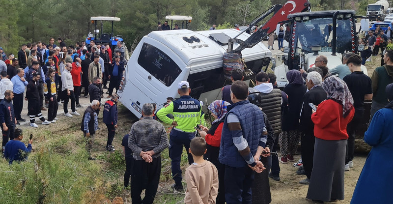 Osmaniye’de Yoldan çıkan ve devrilmemesi için traktörlere bağlanan midibüsteki 23 kişi kurtarıldı