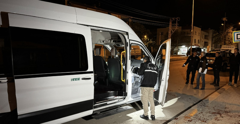 Adana’da servis minibüsünde boğazından bıçaklanan kişi ağır yaralandı