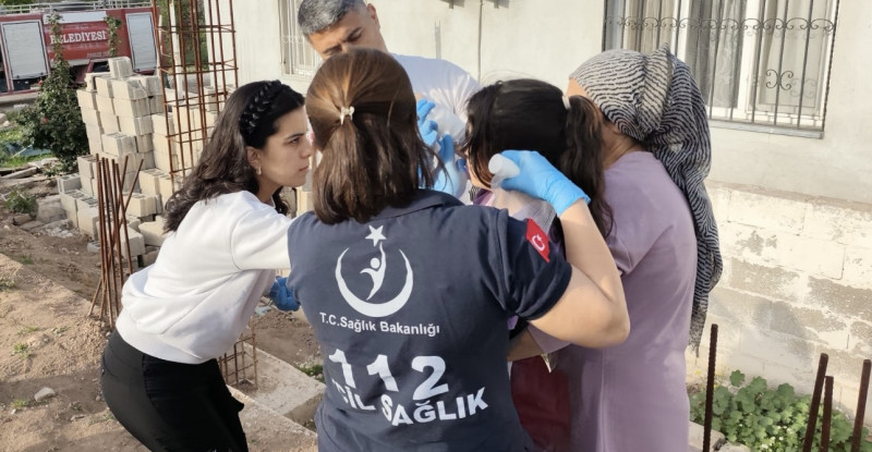 Hatay’da koluna inşaat demiri batan çocuğu itfaiye kurtardı