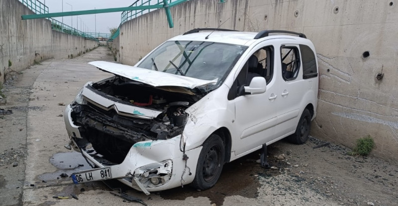 Hatay’da hafif ticari aracın su kanalına devrildiği kazada 2 kişi yaralandı