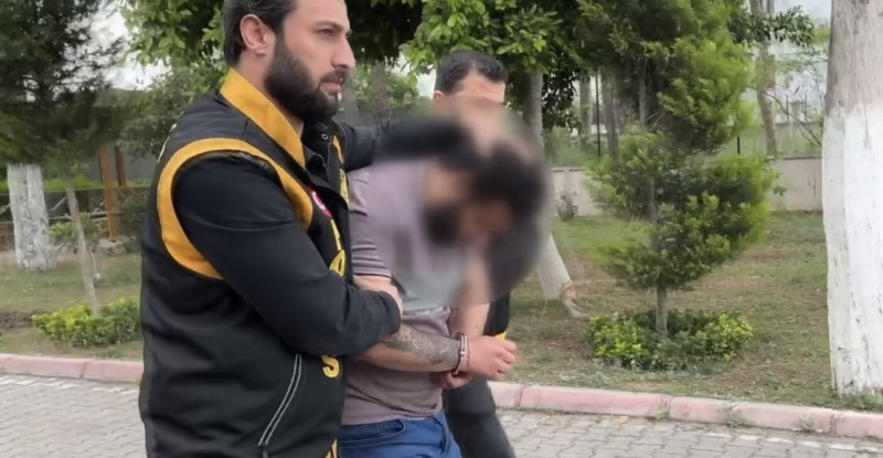 Adana’da 3 ev ve 5 iş yerine tabancayla ateş açan 2 zanlıdan 1’i tutuklandı