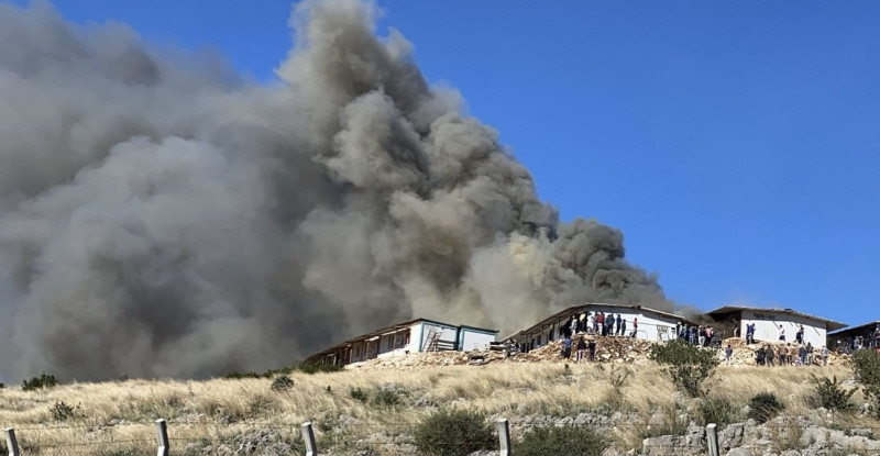 Adana’da inşaat şantiyesindeki konteynerlerde çıkan yangın söndürüldü