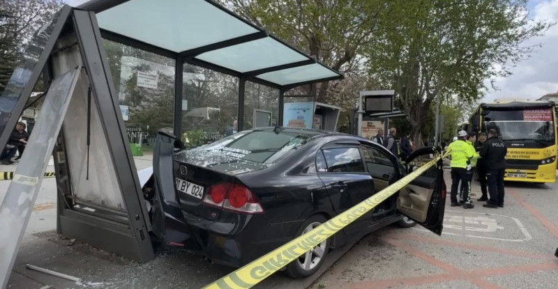 Gaziantep’te otomobilin otobüs durağına çarpması sonucu 5 kişi yaralandı