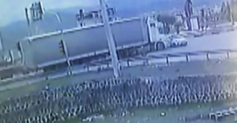 GAZİANTEP’TE TIRLA ÇARPIŞAN OTOMOBİLDEKİ 2 KİŞİ HAYATINI KAYBETTİ