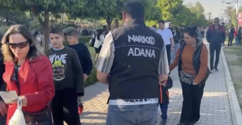 Adana’da polis ekipleri vatandaşlara uyuşturucuyla mücadele çalışmalarını anlattı