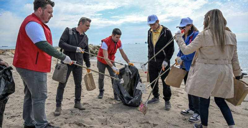 Mersin’de sahil bandında 580 kilogram atık toplandı