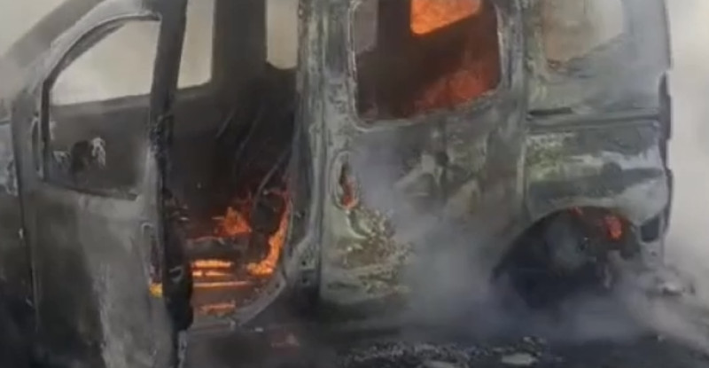 Adana-Pozantı Otoyolu Gülek Tüneli mevkisinde seyir halindeki hafif ticari araç alev alev yandı