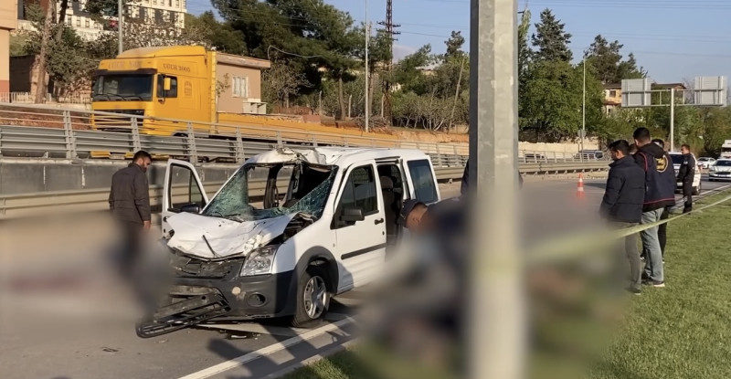 GAZİANTEP’TE ATA ÇARPAN OTOMOBİLDEKİ 2 POLİS YARALANDI