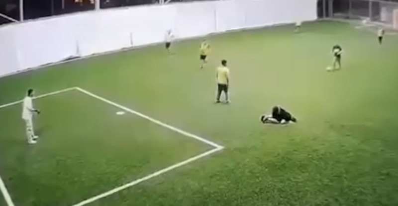 Adana’da halı sahada fenalaşan kişi hayatını kaybetti