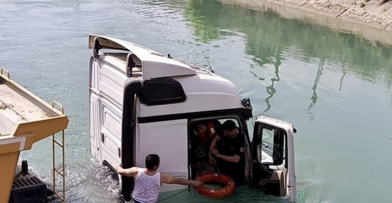 ADANA’DA ASFALT YÜKLÜ TIR SULAMA KANALINA DÜŞTÜ, SÜRÜCÜSÜNÜ İTFAİYE EKİPLERİ KURTARDI