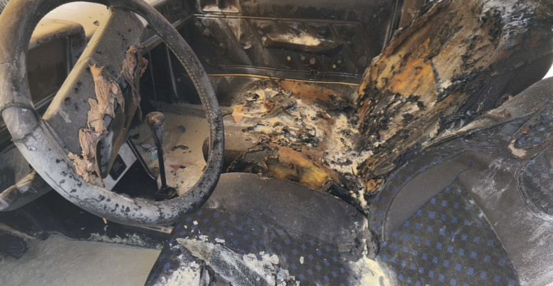 Adana’da park halindeki otomobil yanarak kullanılamaz hale geldi