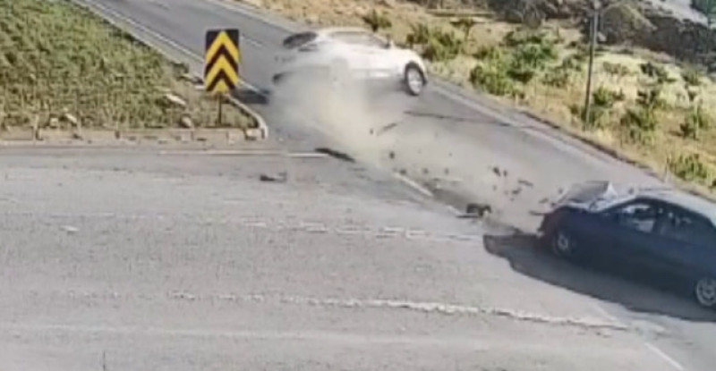 Gaziantep’te iki otomobilin çarpışması sonucu 5 kişi yaralandı