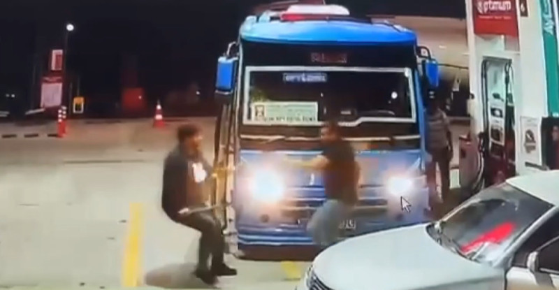 ADANA’DA GÜZERGAH ANLAŞMAZLIĞI NEDENİYLE ÖZEL HALK OTOBÜSÜ SÜRÜCÜSÜNE SALDIRAN 2 KARDEŞ TUTUKLANDI