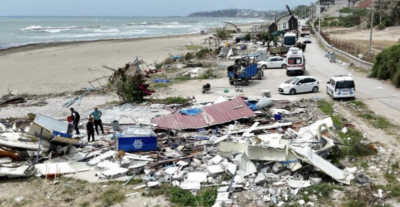 ADANA’DA KARATAŞ SAHİL ŞERİDİNDEKİ KAÇAK YAPILAR YIKILIYOR