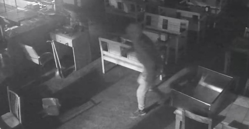 Adana bir kişi bir büfeden para ve cep telefonu çalması güvenlik kamerasınca görüntülendi