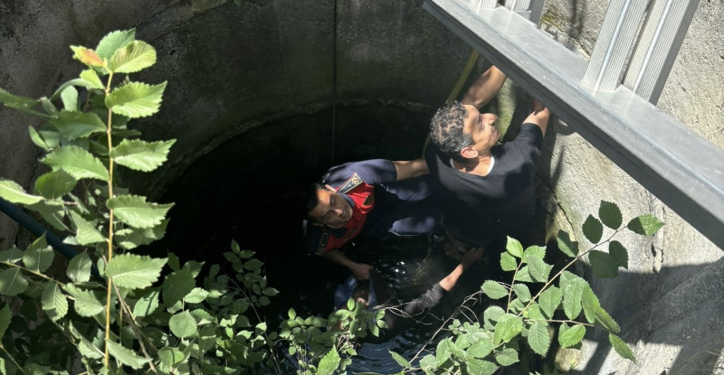 Hatay’da kuyuya düşen adamı itfaiye kurtardı