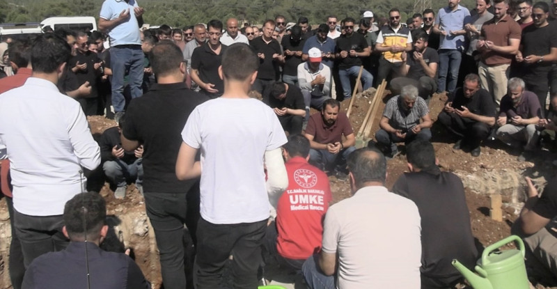 Gaziantep’te trafik kazasında ölen anne ve 2 çocuğu defnedildi