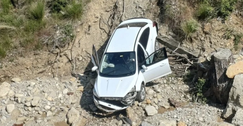 Feke’de uçuruma yuvarlanan otomobildeki 2 kişi yaralandı