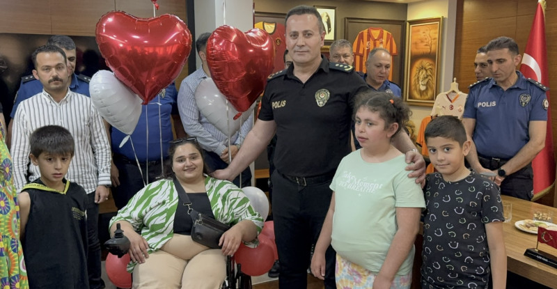 Adana’da tekerlekli sandalyesi kırılan kadına polislerden destek