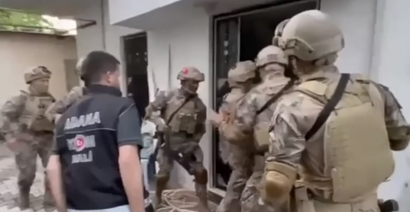 Adana’nın Ceyhan ilçesinde ruhsatsız 8 tabanca ve 3 av tüfeği ele geçirildi, gözaltına alınan 6 zanlıdan 1’i tutuklandı