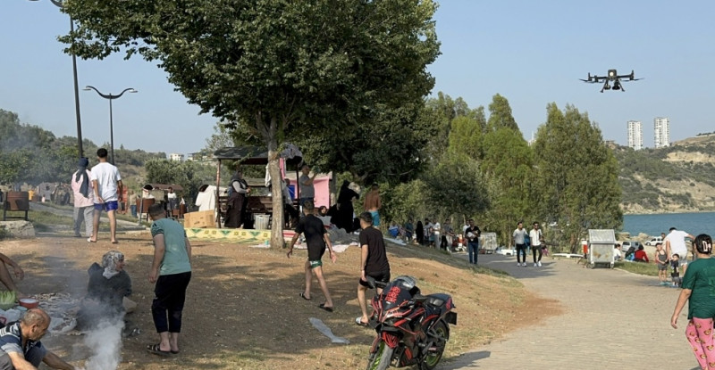 ADANA’DA PİKNİKÇİLER ORMAN YANGINLARINA KARŞI DRONLA UYARILDI