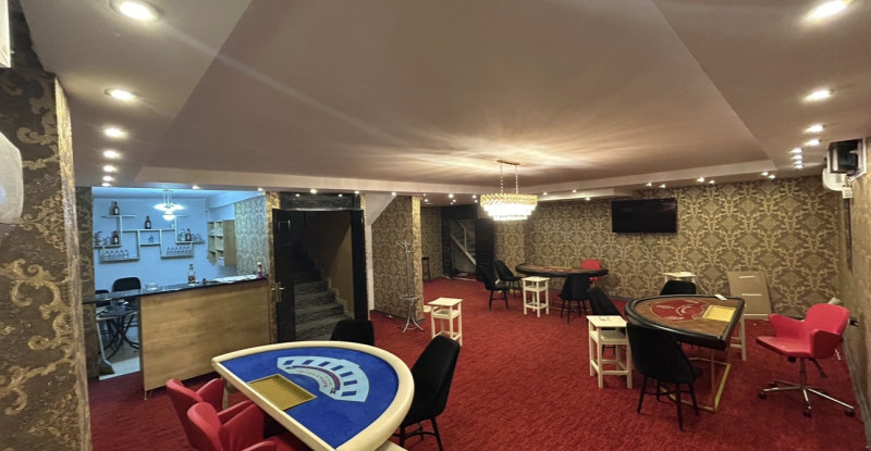 ADANA’DA ŞOK BASKIN: İNŞAAT MALZEMESİ DÜKKANINDA KUMARHANE VE CEPHANELİK ÇIKTI!