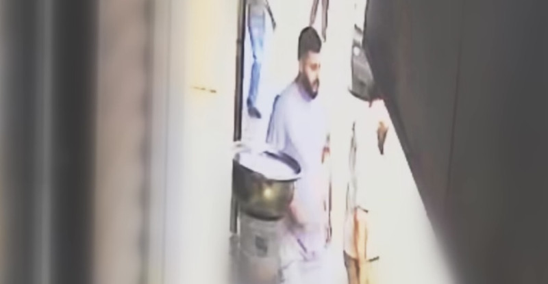 Adana’da annesini bıçakla öldüren şüphelinin olay yerine gelişi kamerada