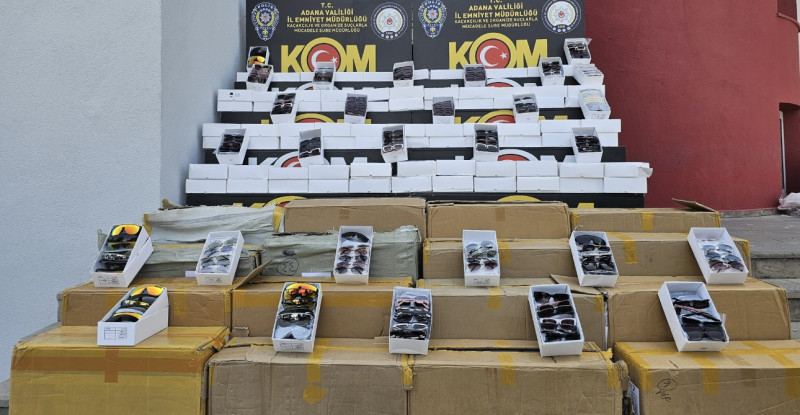Adana’da gümrük kaçağı 2 bin 100 cep telefonu ile 12 bin güneş gözlüğü ele geçirilen iş yerindeki şüpheli gözaltına alındı