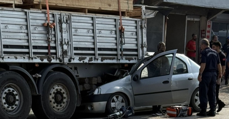Adana’da tıra arkadan çarpan otomobildeki 1 kişi öldü, 1 kişi yaralandı