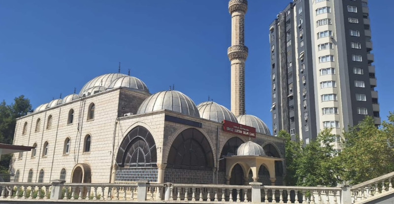 Tarsus’ta hasarlı caminin elektrik kabloları ile ses sistemi çalındı