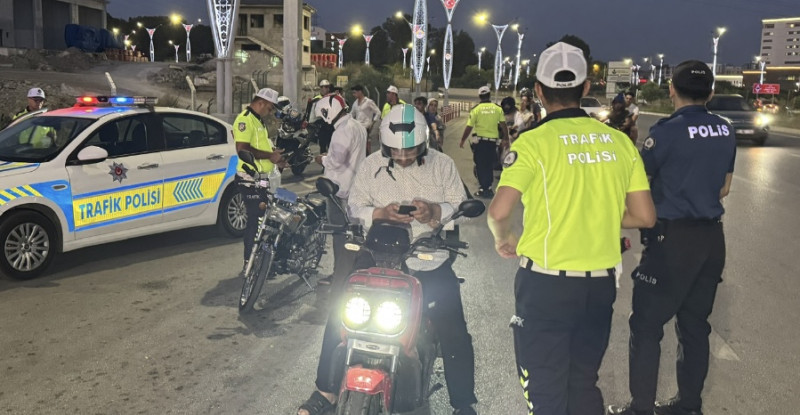 Adana’da trafik polislerince gerçekleştirilen denetimlerde 16 motosiklet trafikten menedildi