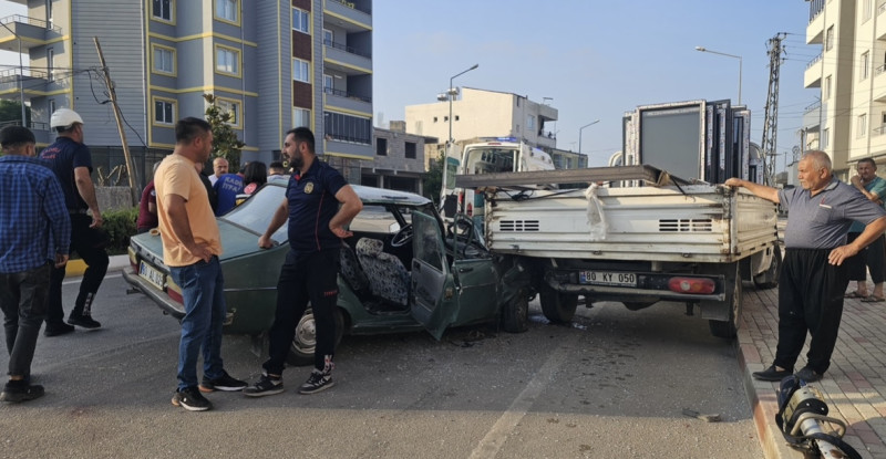 Osmaniye’de park halindeki kamyonete çarpan otomobildeki 2 kişi yaralandı