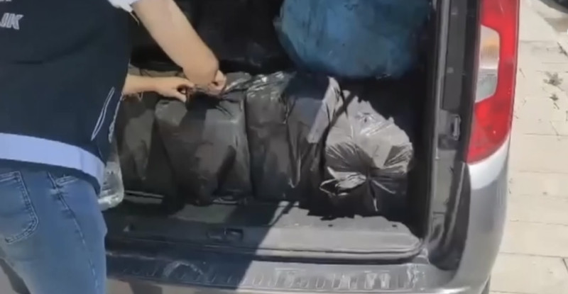 Adana’da kaçak ürün bulunan hafif ticari araçtaki 2 şüpheli tutuklandı