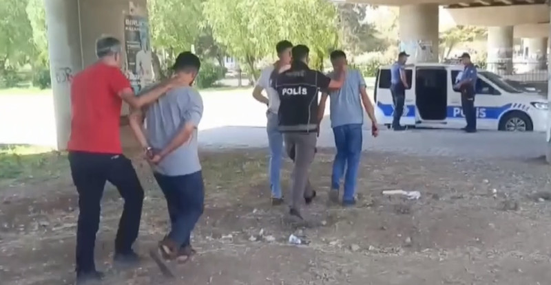 Adana’da uyuşturucu satıcılarına yönelik denetimlerde 65 şüpheli yakalandı