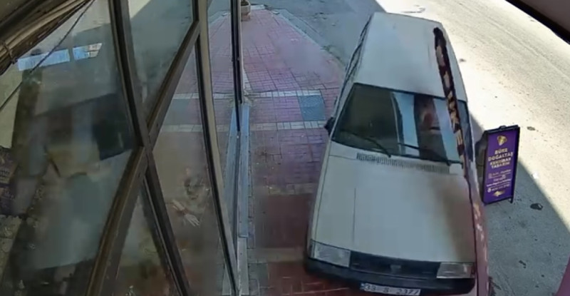 Mersin’de otomobilin iş yerine çarpma anı güvenlik kamerasına yansıdı
