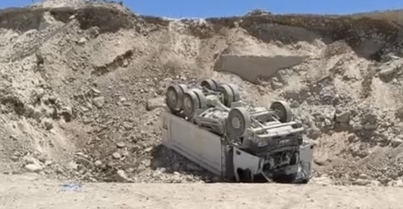 ADANA’NIN CEYHAN İLÇESİNDE  DEVRİLEN HAFRİYAT KAMYONUNUN SÜRÜCÜSÜ HAYATINI KAYBETTİ