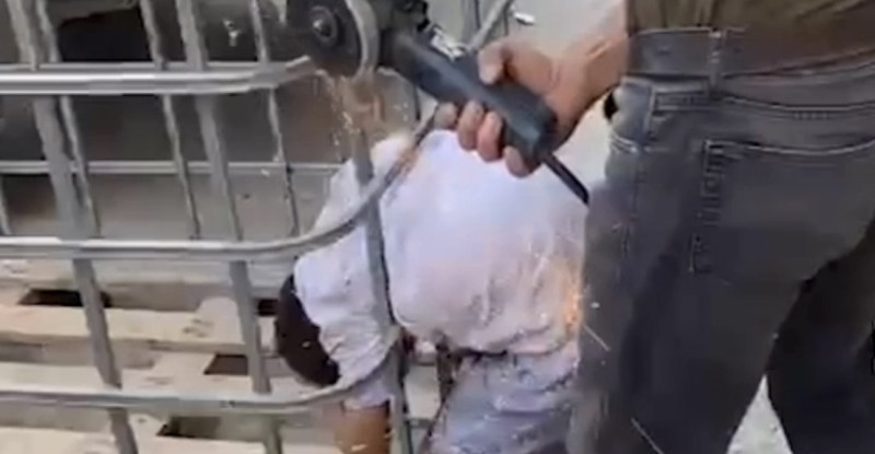 Adana’da malzeme taşıma kafesinin demir parmaklıklarına sıkışan çocuğu itfaiye kurtardı