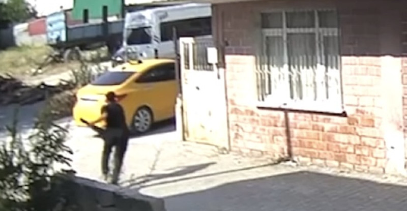 OSMANİYE’DE TAKSİ GASBEDİP BİR EVE TÜFEKLE ATEŞ AÇTILAR