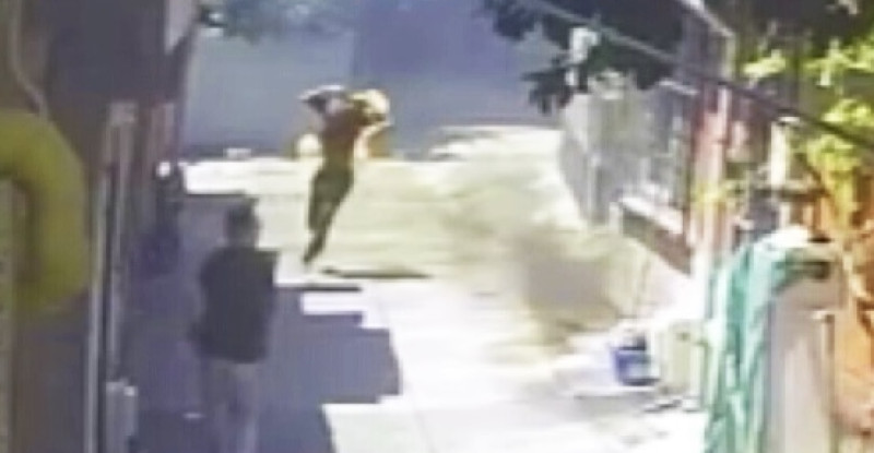 ADANA’DA DEHŞET OLAY: AMCA 16 YAŞINDAKİ YEĞENİNİN ÜZERİNE YANICI MADDE DÖKEREK ATEŞE VERDİ…!