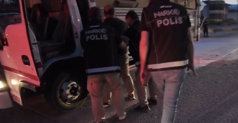 MERSİN’DE REKOR OPERASYON: DRON DESTEKLİ TAKİPTE KAMYONETTEN 332 BİN SENTETİK ECZA HAPI ELE GEÇİRİLDİ!