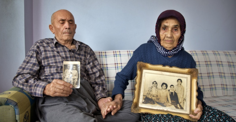 OSMANİYE’DE 20 YIL ÖNCE GÖRME YETİSİNİ KAYBEDEN 77 YILLIK EŞİNE “IŞIK” OLUYOR