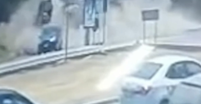 HATAY’DA PARK HALİNDEKİ 2 ARACA ÇARPAN OTOMOBİLİN SÜRÜCÜSÜ YARALANDI, KAZA ANI GÜVENLİK KAMERASINA YANSIDI