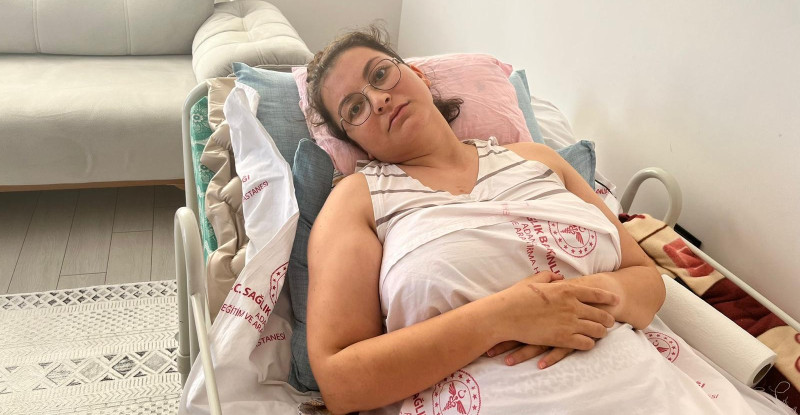 ADANA’DA EŞİ TARAFINDAN APARTMANIN 6. KATINDAKİ EVİNİN BALKONUNDAN AŞAĞI ATILDIĞI İDDİA EDİLEN KADIN FELÇ KALDI