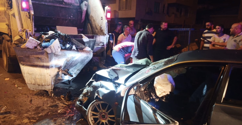 MERSİN’DE OTOMOBİL ÇÖP KAMYONUNA ÇARPTI, 1 KİŞİ HAYATINI KAYBETTİ, 4 KİŞİ YARALANDI